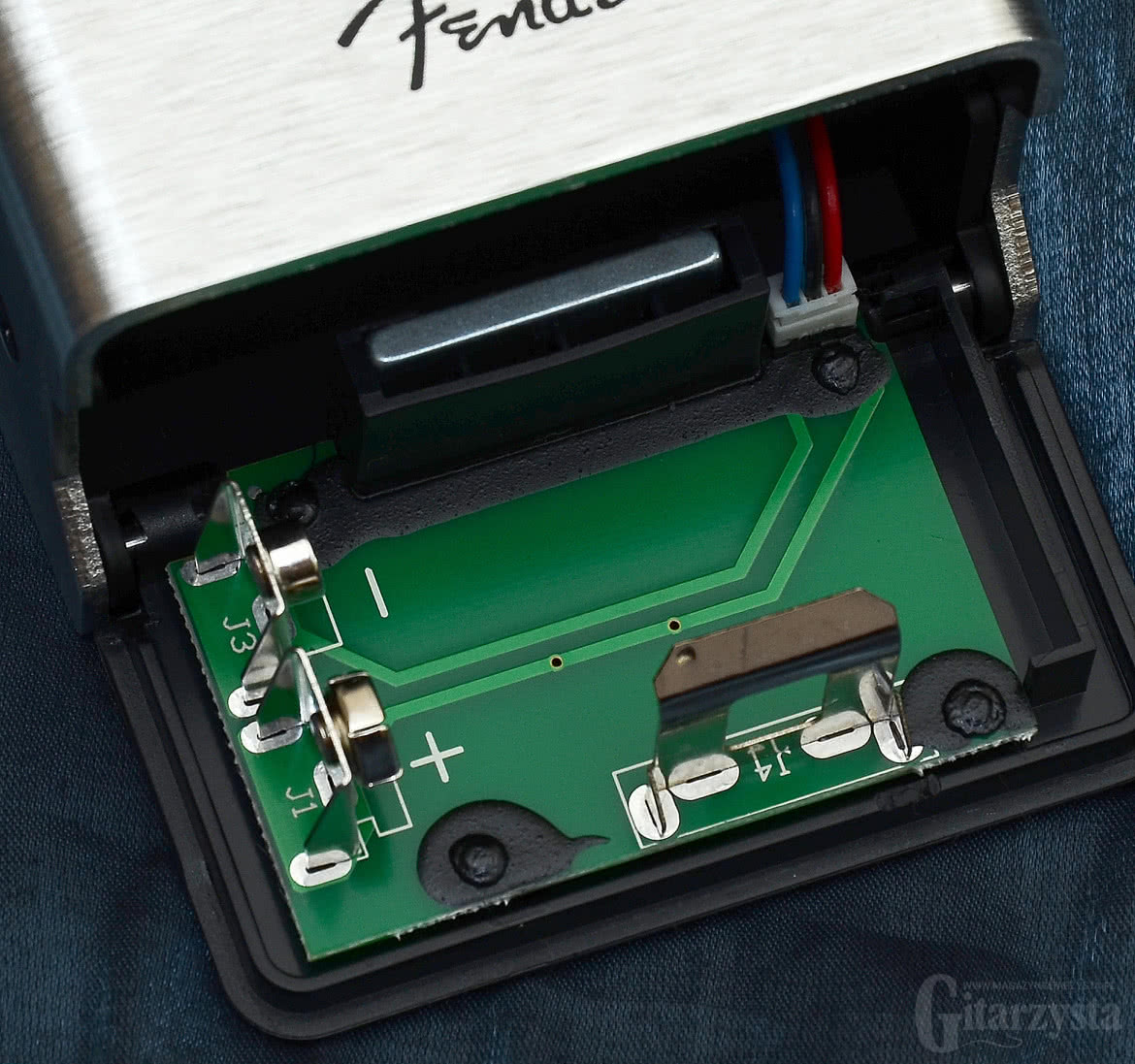 Magnetyczna klapka baterii to już znak firmowy nowej serii stompboxów Fendera.