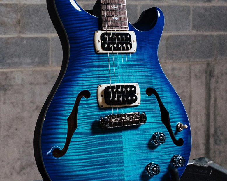 PRS stawia na hybrydowe brzmienia - debiutuje SE Hollowbody I Piezo