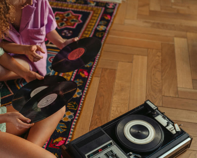 Muzyka, która łączy pokolenia. Jakie utwory z dawnych lat wciąż nucą nasze dzieci?