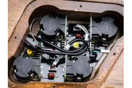 Oddech współczesności w klasycznym instrumencie – markowe potencjometry CTS oraz przetworniki montowane na płytce drukowanej specjalnymi złączkami.
