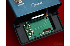 Wygodnie otwierana, magnetyczna klapka komory baterii 9 V pozwala na szybką i komfortową jej wymianę.