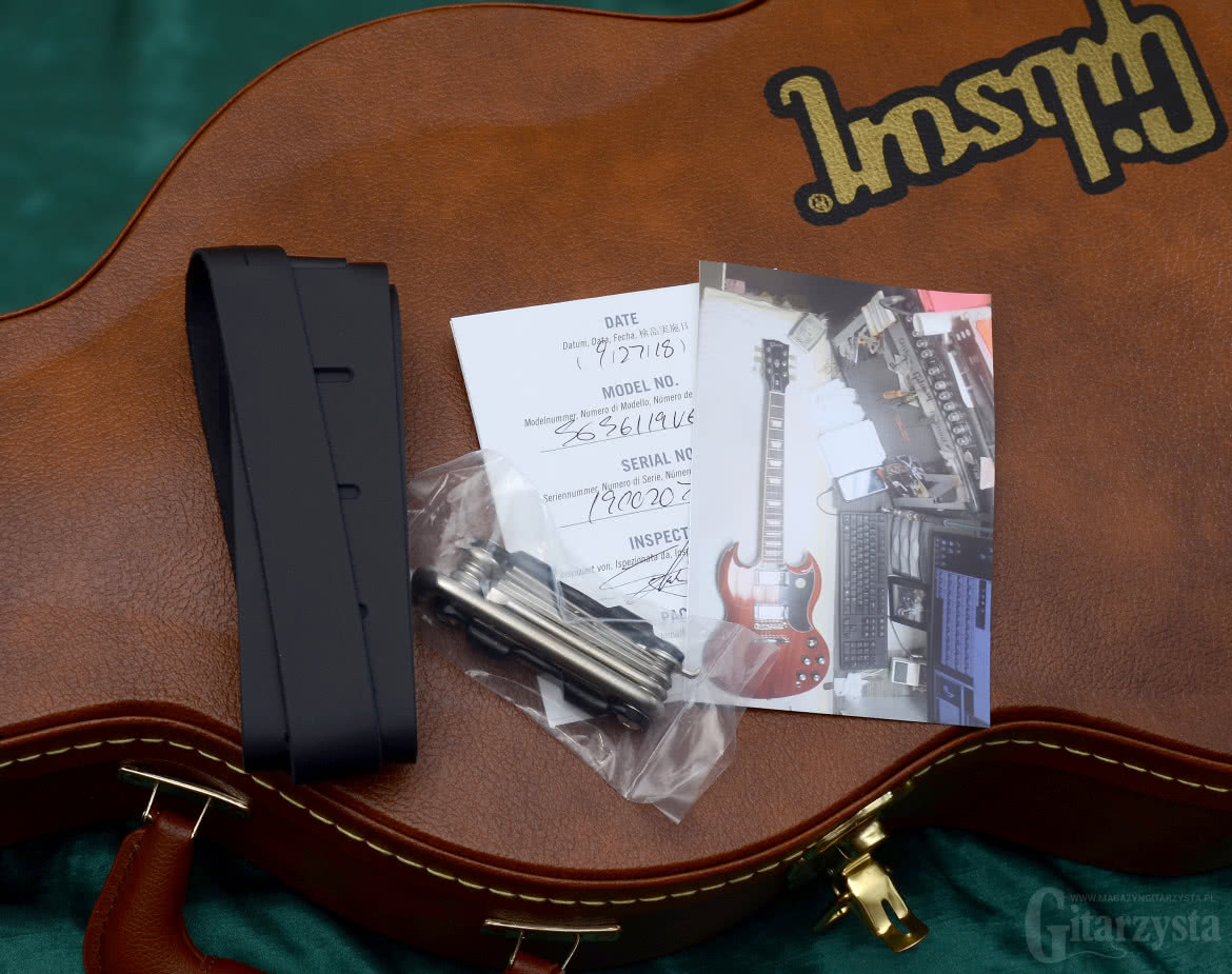 Gitara dostarczana jest w obitym brązowym, skóropodobnym materiałem, estetycznie prezentującym się futerale z obszyciem jasną nicią, wraz z czarnym, skórzanym paskiem, zestawem narzędzi Gibsona oraz certyfikatem kontroli jakości ze zdjęciem danego egzemplarza.