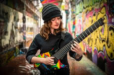 Zobacz nowy teledysk Sarah Longfield "First Flight"