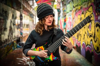 Zobacz nowy teledysk Sarah Longfield "First Flight"