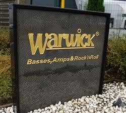 Gitarzysta odwiedza fabrykę Warwicka!