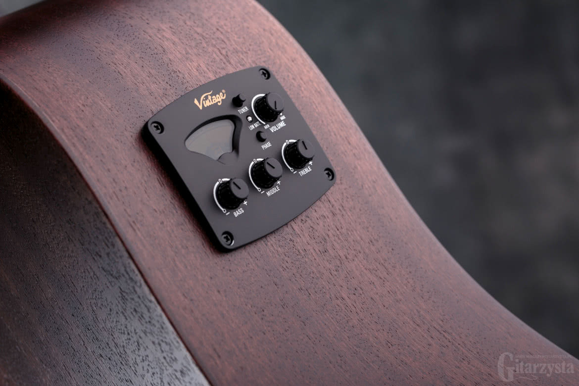 Gitarę Vintage VE440WK uzbrojono w firmowy preamp z 3-pasmową korekcją, regulacją poziomu sygnału wyjściowego, tunerem oraz układem do odwracania fazy.