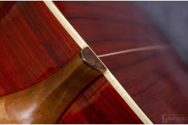 Tył i boki wykonano z drewna Palo-Rojo o czerwonym odcieniu, należącego do afrykańskiego gatunku Padouk.