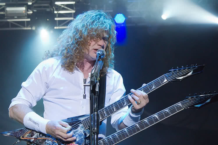 Dave Mustaine obrzucony kamieniami