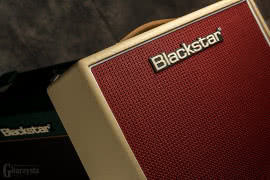Blackstar Studio 10 6L6 wyróżnia się na tle pozostałych piecyków kremowym wykończeniem obudowy oraz wyrazistym kolorem tkaniny zabezpieczającej głośnik.