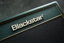 Obudowa wzmacniacza Blackstar Studio 10 KT88 została oklejona zielonym tolexem.