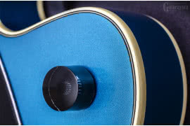 Gitara jest wykończona metalizującym lakierem w kolorze Riviera Blue i ozdobiona efektownym bindingiem.