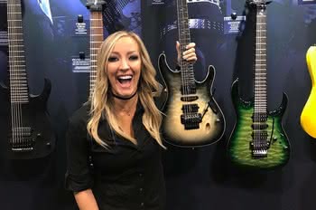 Nita Strauss pierwszą gitarzystką z sygnaturą Ibaneza
