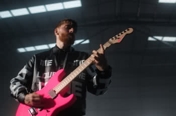 Charvel Sean Long Signature w Neon Pink — dla metalowców z charakterem