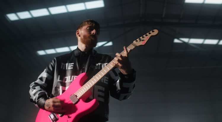 Charvel Sean Long Signature w Neon Pink — dla metalowców z charakterem