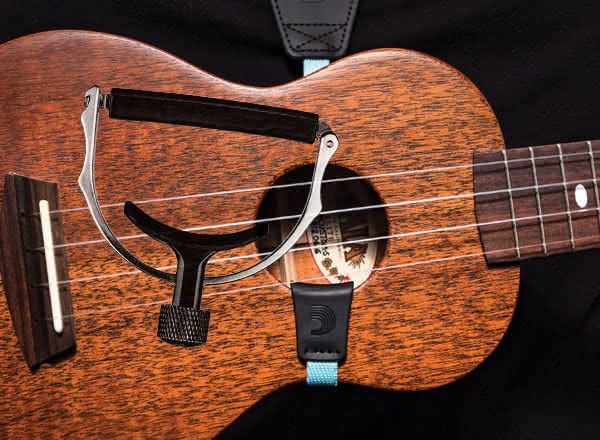 Kapodaster Cradle Capo oraz paski do ukulele firmy D’Addario