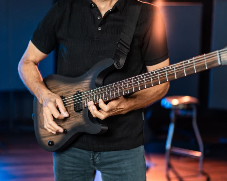 Cort KX500 Baritone – sześć strun do niskich strojów