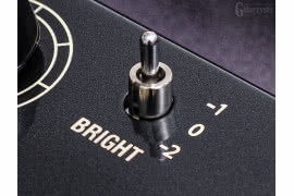 Przełącznik trójpozycyjny BRIGHT służy do ustawienia proporcji górnego pasma przy podłączaniu przedwzmacniacza do innych urządzeń.