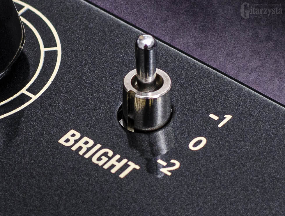 Przełącznik trójpozycyjny BRIGHT służy do ustawienia proporcji górnego pasma przy podłączaniu przedwzmacniacza do innych urządzeń.