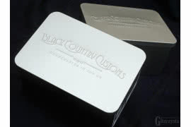 Stompboxy dostarczane są w ekskluzywnie prezentujących się, aluminiowych pudełkach z wytłoczonym na pokrywkach logiem Black Country Customs.