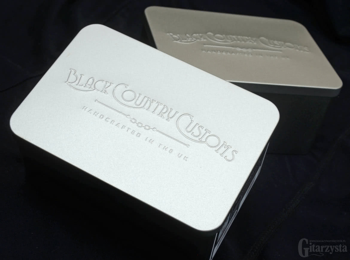 Stompboxy dostarczane są w ekskluzywnie prezentujących się, aluminiowych pudełkach z wytłoczonym na pokrywkach logiem Black Country Customs.