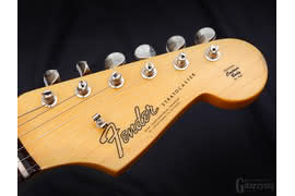 Logo Fender to historycznie druga wersja – złotawe litery z czarnym konturem są szersze i lepiej widoczne niż w wersji, którą zwykło się określać mianem „spaghetti”.