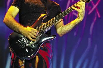 Joe Satriani - surfowanie na fali sukcesu