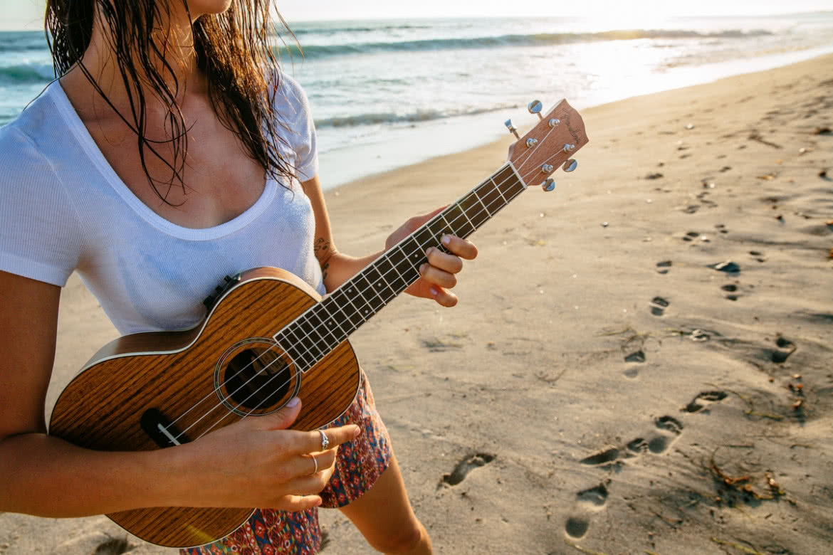 Четырехструнный гитарист. Девушка с укулеле. Девушка с гавайской гитарой. Укулеле пляж. Девушка с укулеле на пляже.