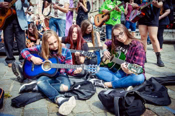Gitarowy Rekord Świata 2020: gitarzyści zagrają dla białego personelu