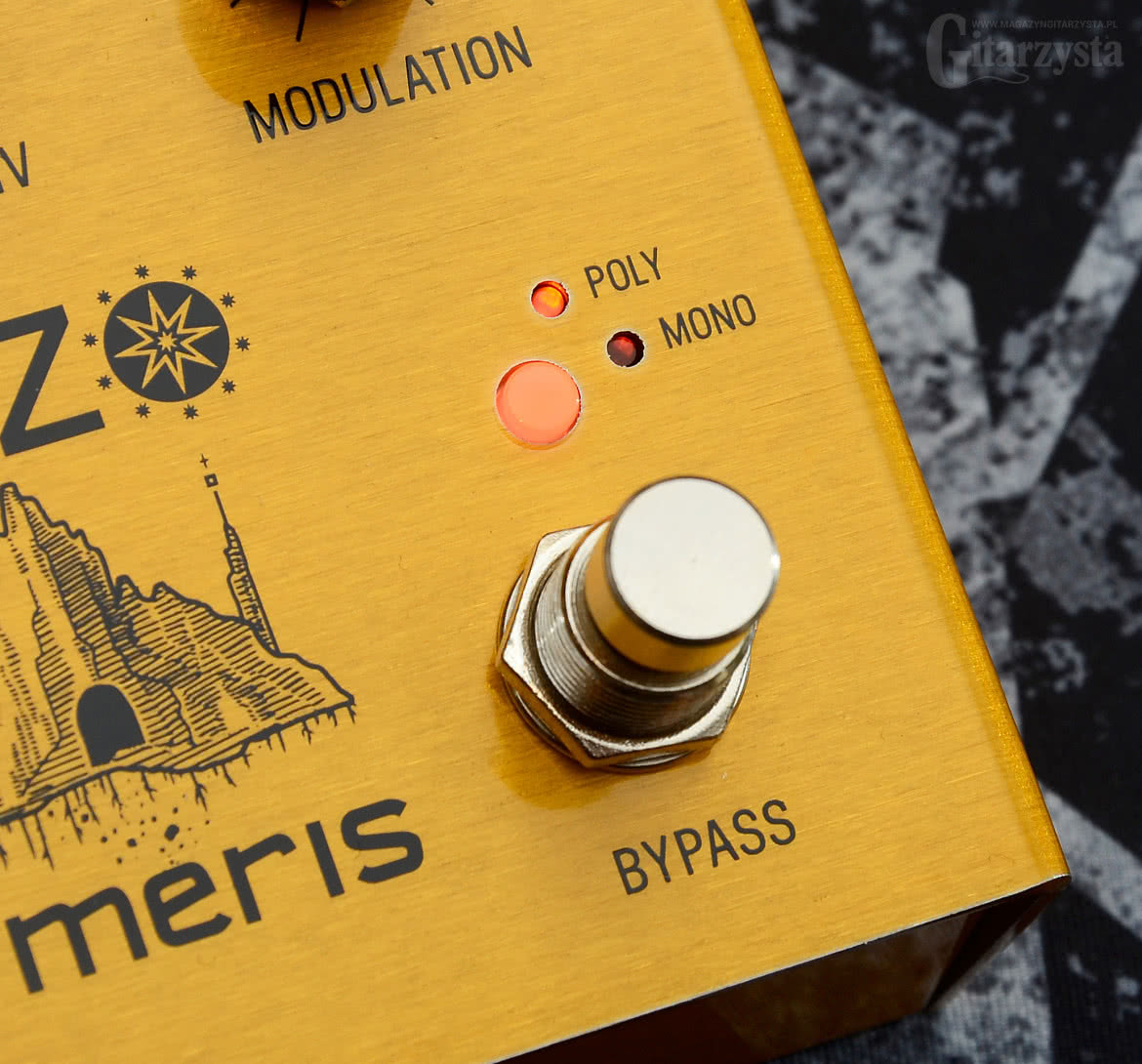 Przycisk BYPASS poza aktywacją pozwala wybrać jeden z 4 trybów pracy (Poly/ Mono,Arp,Dry) oraz 2 kształtów przebiegu syntezatora.