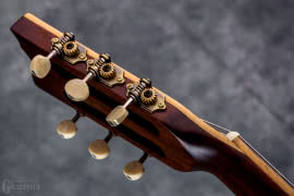 Gitarę wyposażono w sześć kluczy o kremowych główkach dobrze komponujących się z klonowym bindingiem główki.