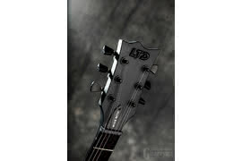 Główka o typowym dla gitar LTD (lub ESP) kształcie wykonana jest – jak przystało na nazwę instrumentu – całkowicie w kolorze czarnym, co widać nawet na przykładzie dobrze zakamuflowanego logo LTD.