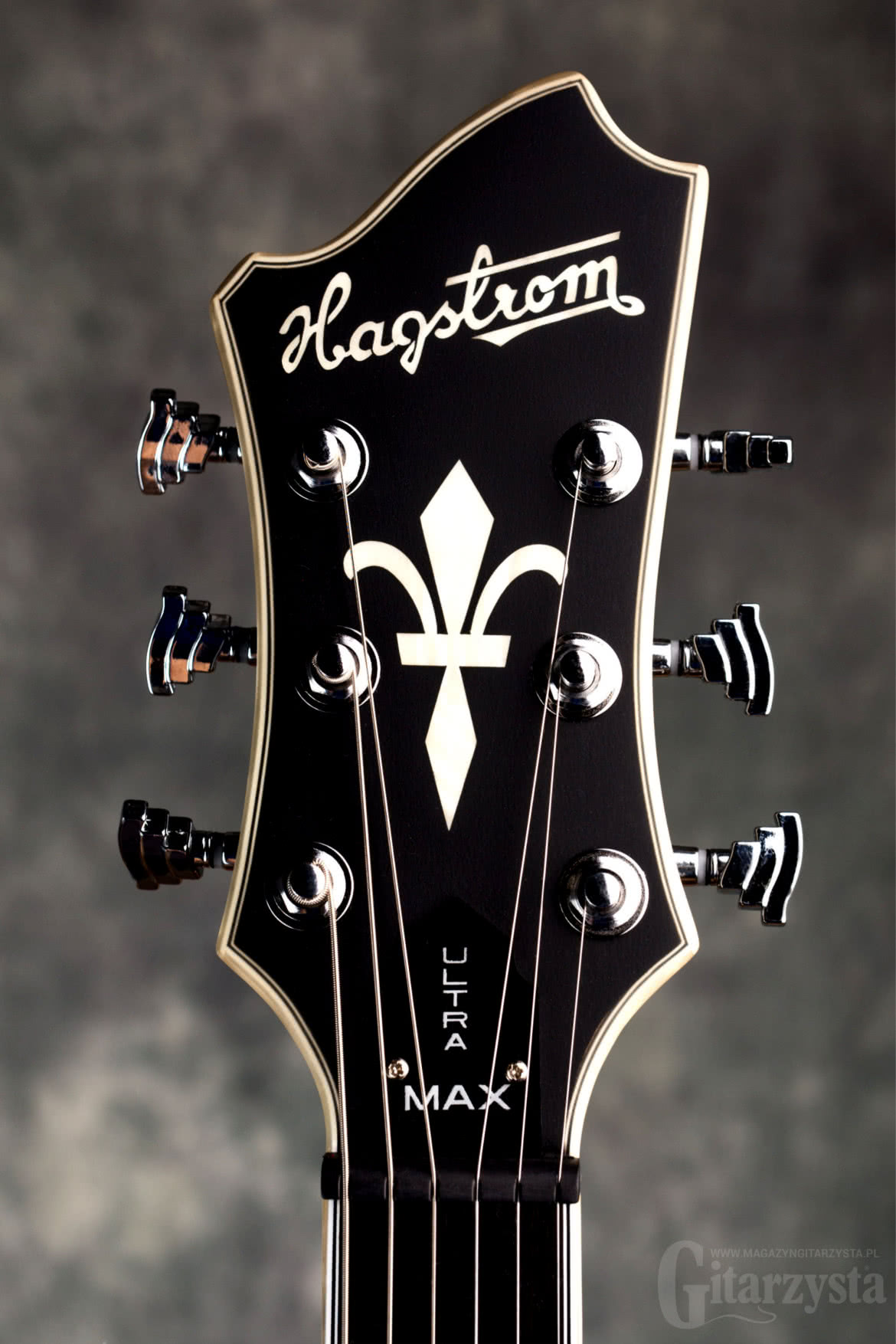 Na główce o charakterystycznej dla gitar marki Hagström kształcie znajdziemy sześć firmowych kluczy o przełożeniu 15:1.