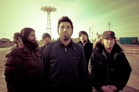 Nowy remiks Deftones dla poszkodowanego basisty