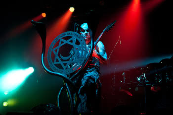 Nergal czyta dzieciom