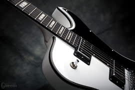 Szczególnie atrakcyjnie prezentuje się wersja biała gitary, ponieważ czarna płytka ochronna ciekawie kontrastuje z bielą korpusu.