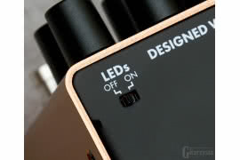 Przełącznik z tyłu pozwala aktywować podświetlenie niebieskich diod LED, wbudowanych w gałki.