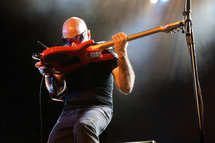 Video: Joe Satriani interpretuje słowa na gitarze