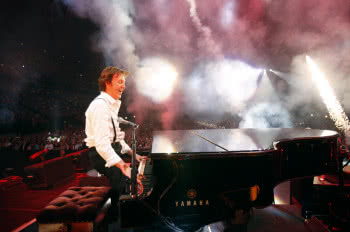 Paul McCartney gra z synem i uzupełnia kalendarz koncertów