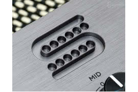 Front ze szczotkowanego aluminium zdobi trójwymiarowe, wycięte laserowo logo marki.