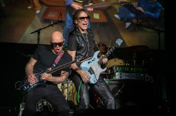 Wybitni gitarzyści Joe Satriani i Steve Vai w trasie z nowym zespołem – SatchVai Band