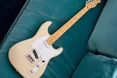 Fender 2018 Limited Edition Whiteguard Strat z serii Parallel Universe
