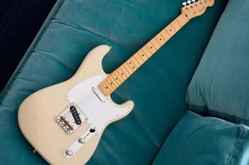 Fender 2018 Limited Edition Whiteguard Strat z serii Parallel Universe