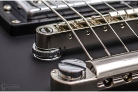 W gitarze o klasycznej konstrukcji zastosowano równie klasyczny mostek Tune’o’matic.
