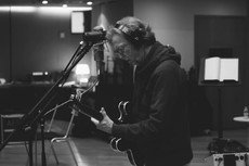Stones in My Passway - nowy teledysk Erica Claptona