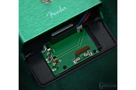 Można korzystać z zasilacza lub baterii montowanej w uchwycie na wewnętrznej stronie przedniej klapki zamykanej na magnesy.