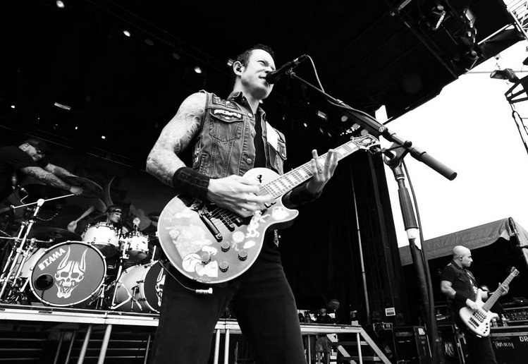 Trivium - zobacz nowe video do "Dead And Gone"