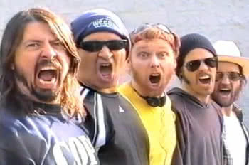 Grohl ponownie gra 'Smells Like Teen Spirit'