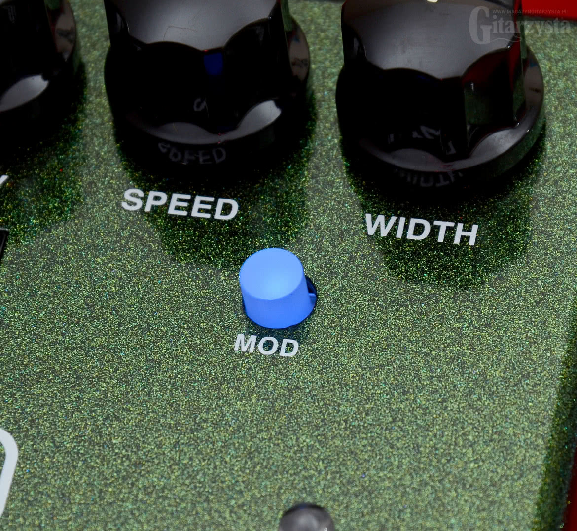 Przycisk MOD aktywuje pokładową, regulowaną modulację odbić.
