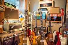 Zobacz gitarowe muzeum Joe Bonamassy (video)