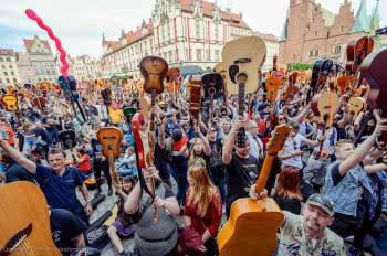 Druga scena na Gitarowym Rekordzie Guinnessa we Wrocławiu